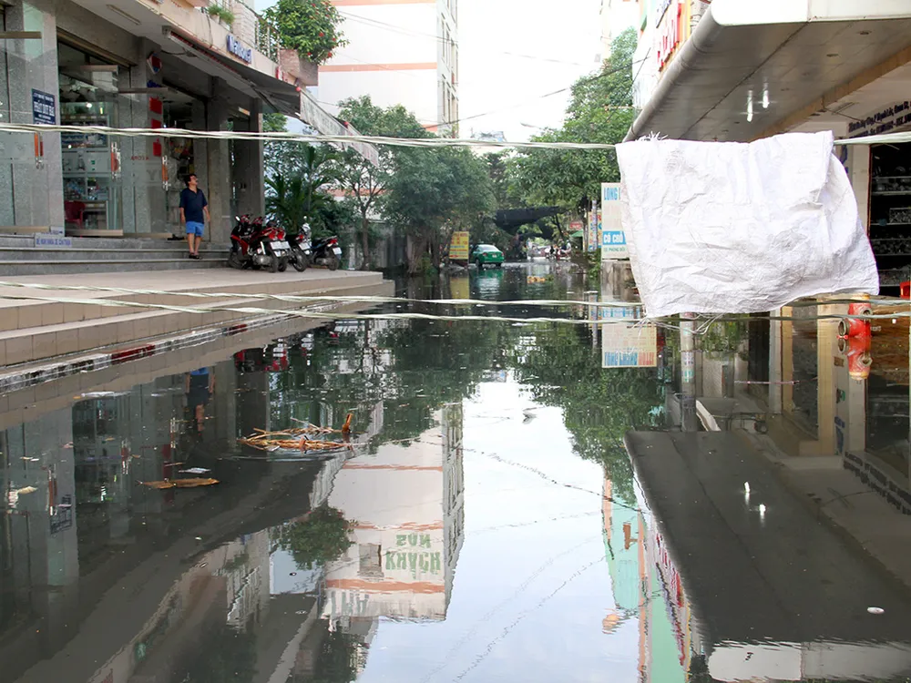 Người dân quận 12 khổ sở vượt 'biển nước' đi làm ảnh 8